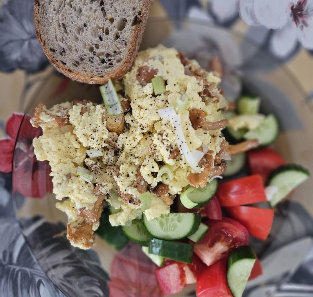 Scrambled eggs with chanterelles