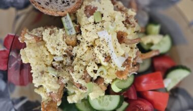 Scrambled eggs with chanterelles