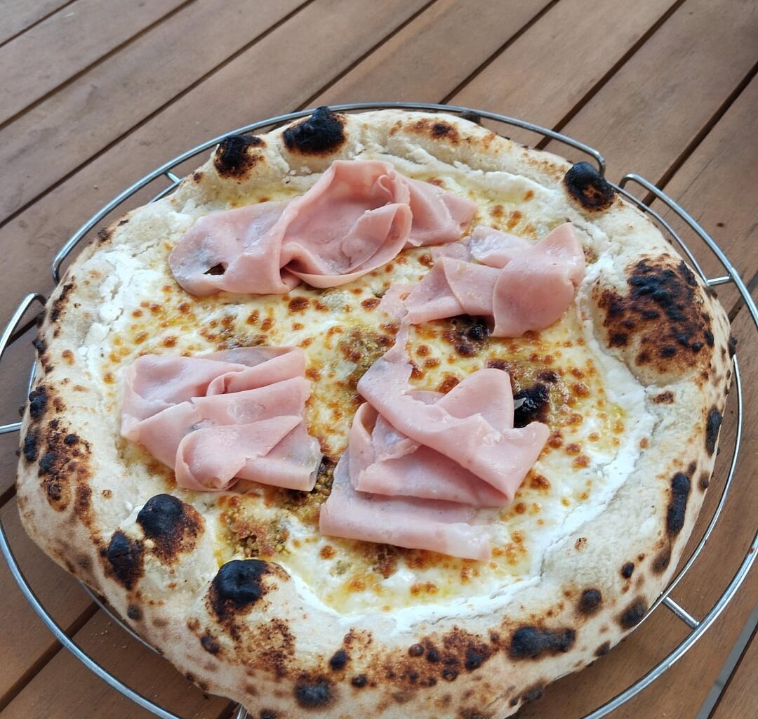 La pizza du dimanche. Base Ricotta- parmesan - pesto de pistache, mozzarella et mortadelle.