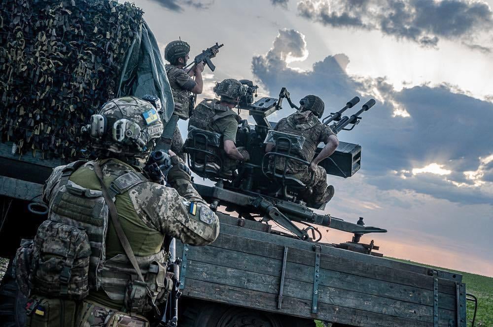 Soldiers from the (4th Tank Brigade named after Hetman Ivan Vyhovskyi) - of the Ukrainian Army, with an anti-aircraft autocannon: in the drone hunting role.
