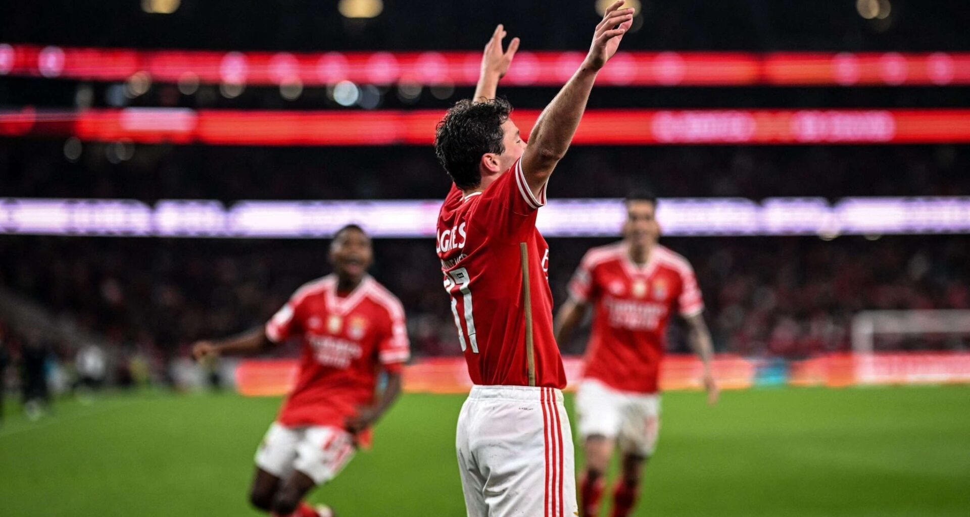 [Fabrizio Romano] JUST IN: João Neves wants to join PSG this summer!  Paris is aware of the player’s choice, but Benfica’s request is the problem: the amount of his clause, €120m.