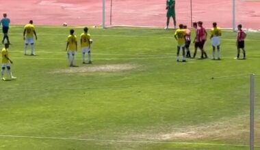 Sadio Mané a enviar um penálti por cima da baliza contra o Louletano, da quarta divisão portuguesa.