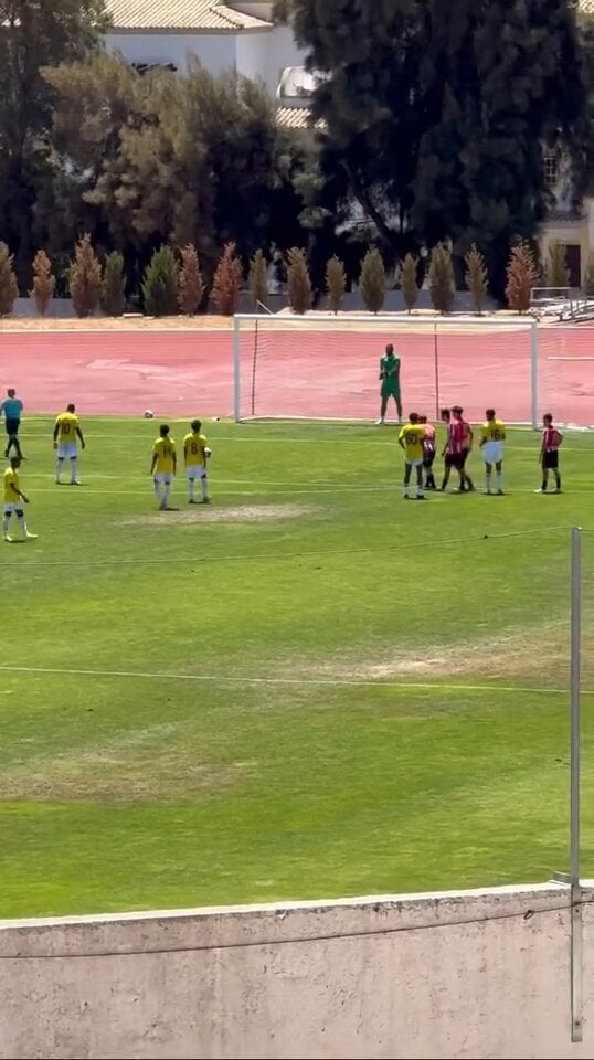 Sadio Mané a enviar um penálti por cima da baliza contra o Louletano, da quarta divisão portuguesa.