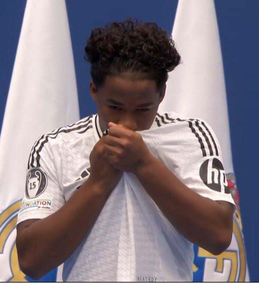 Endrick kissed the badge of Real Madrid.