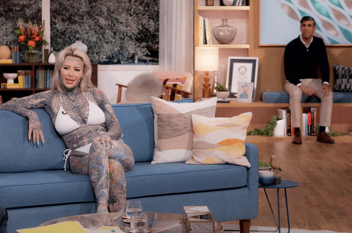 Richi Sunak sat behind Britain’s most tattooed mom on the cuck chair