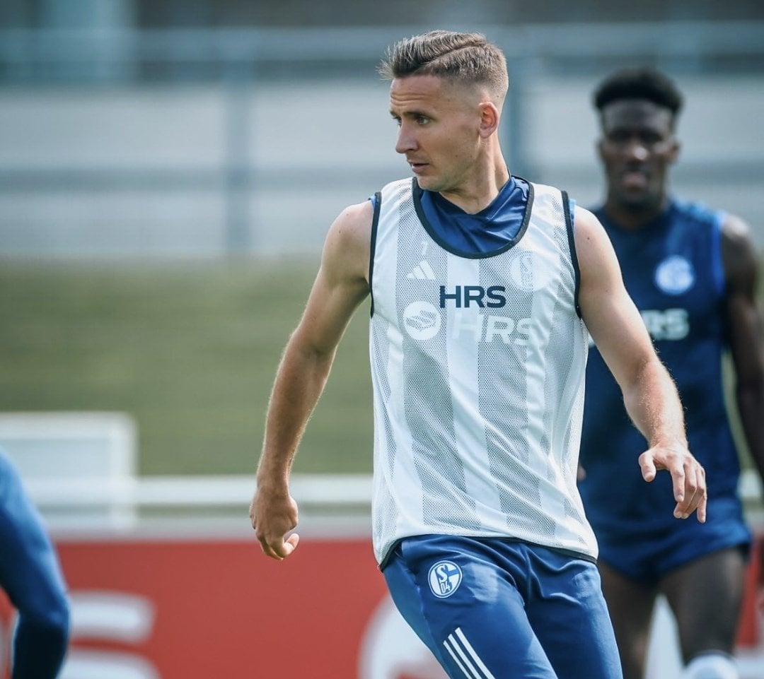 Paul Seguin über seine schwere Anfangsphase: „Schalke ist ein riesiger Verein, eine komplett andere Hausnummer. Vielleicht war es am Anfang alles ein bisschen viel für mich, ich habe Zeit gebraucht. Als ich die ersten Male aufs Schalker Gelände kam, dachte ich wirklich: Wow, hier darf ich spielen.“