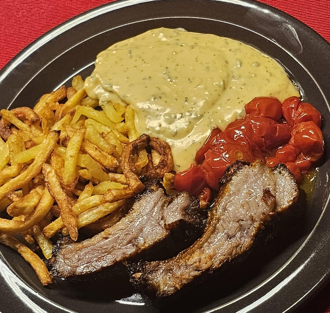 Spare ribs with homemade fries, tomato sauce from fresh harvest, and of course a béarnaise ;)