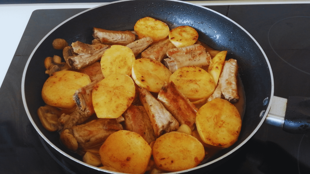 🐷Pig Ribs with 🍄Mushrooms and 🥔Leftover Boiled Potatoes