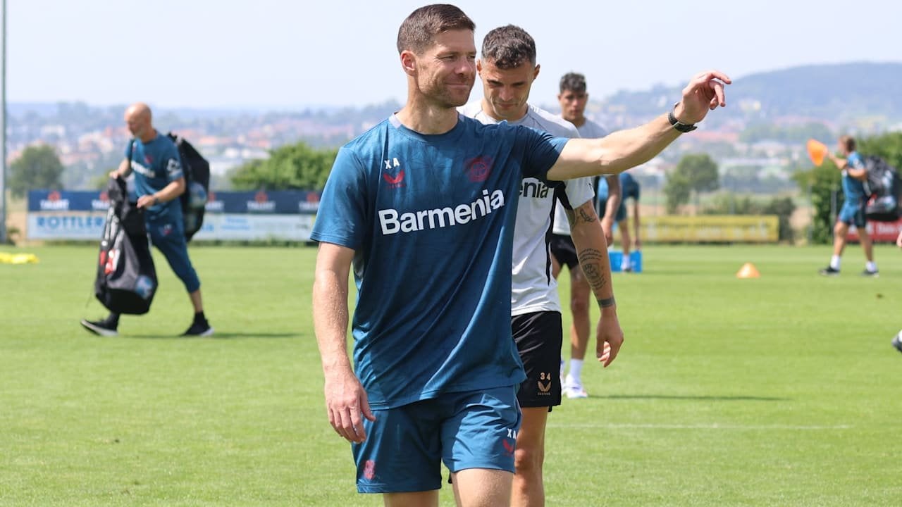 Xabi Alonso schwärmt vom VfB: "Sie haben gute Spieler verloren. Aber mir gefällt, wie sie spielen. Ihre Ideen sind sehr gut, der Trainer ist sehr gut. Und sie sind intelligent. Ich erwarte ein gutes Stuttgart. Für mich war Stuttgart eine der besten Mannschaften Europas, nicht nur in Deutschland."