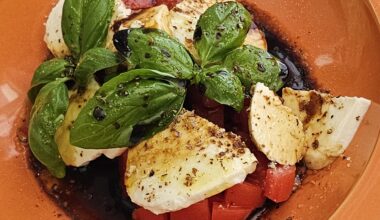At these temperatures (34°C), a caprese salad is slowly becoming a firm favourite for lunch :)
