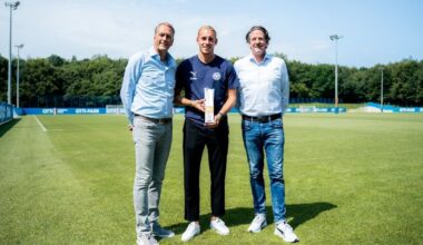 Holstein-Profi Timo Becker erhält Trophäe für Fair-Play-Award der DFL: Becker hatte in der vergangenen Saison im Auswärtsspiel beim SV Wehen Wiesbaden nach einem Strafraum-Duell deutlich gemacht, dass er nicht von seinem Gegenspieler berührt worden, sondern lediglich weggeknickt war.