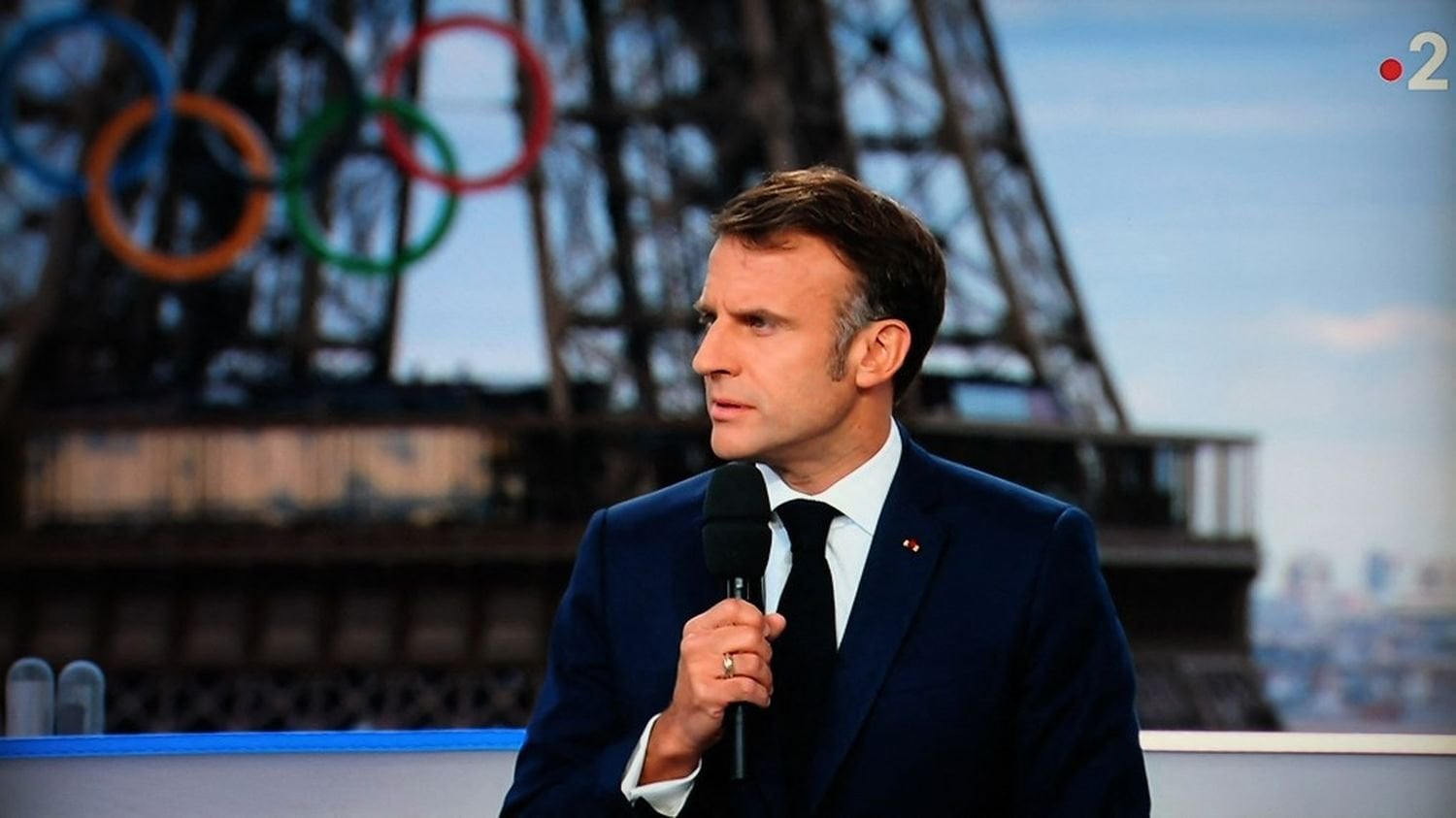 Emmanuel Macron annonce qu'il ne nommera pas de nouveau gouvernement avant la fin des JO, "mi-août"