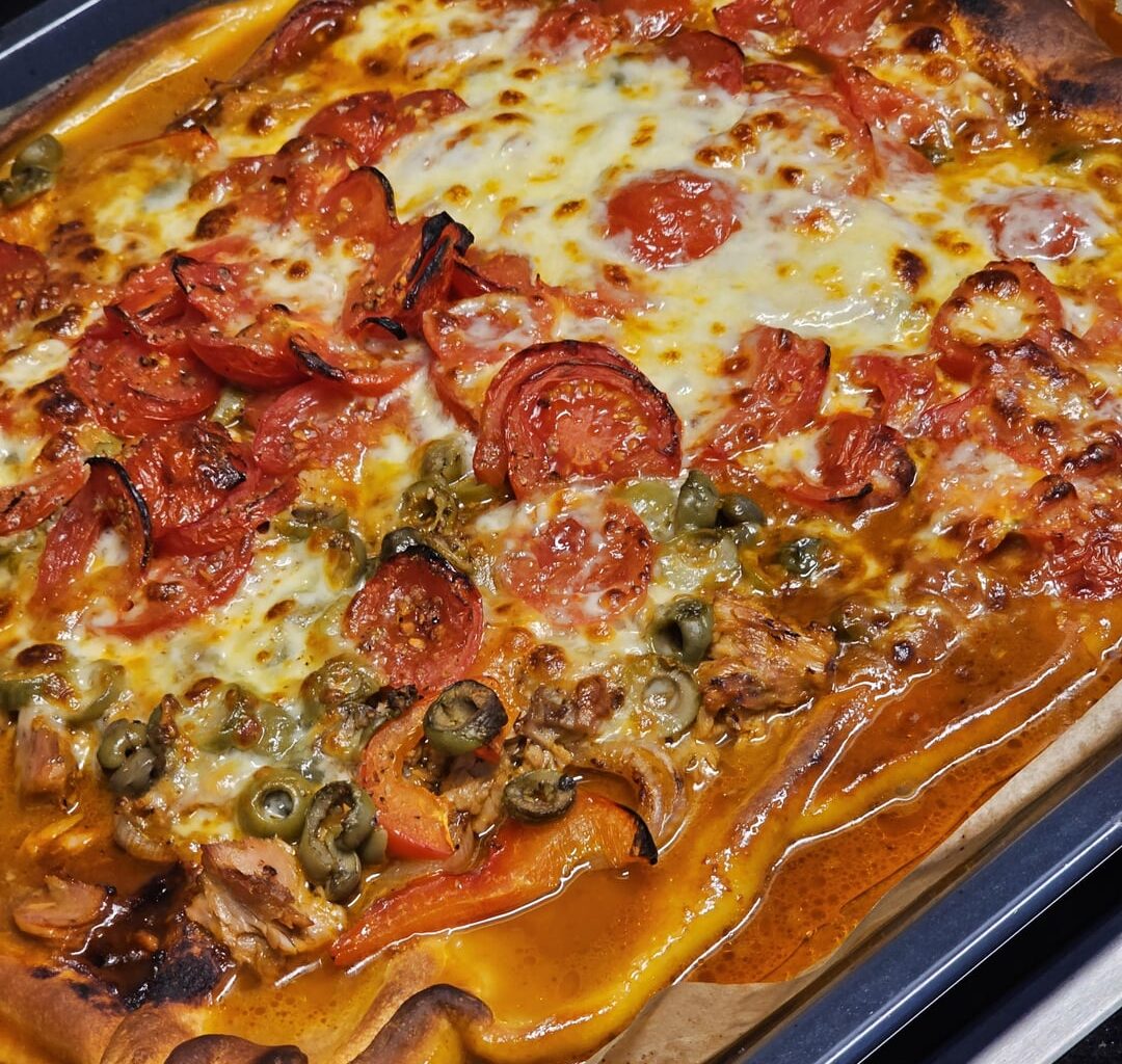 Pizza Mediterrana (capers, olives, mozzarella, peppers, tuna, onions, tomatoes and tomato concentrate from last autumn's harvest)