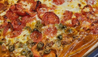 Pizza Mediterrana (capers, olives, mozzarella, peppers, tuna, onions, tomatoes and tomato concentrate from last autumn's harvest)