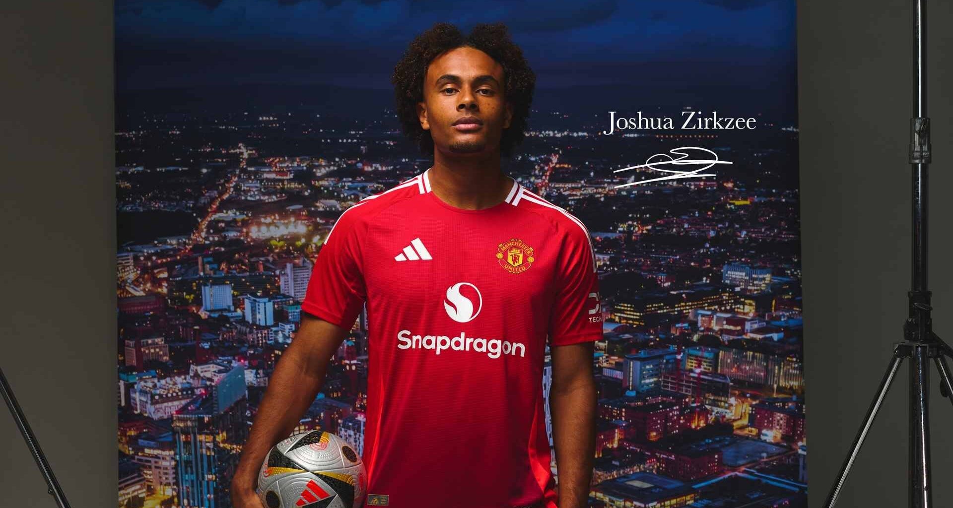 Transfer news: Zirkzee signs for United