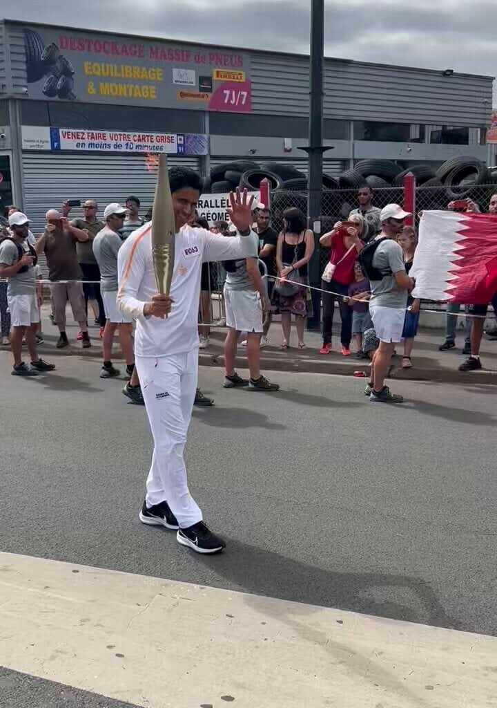 [Mechenoua] Nasser bringing the Olympic flame while the crowd is shouting “Ici c’est Paris”
