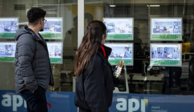 Los jóvenes no se pueden ir de casa: su poder adquisitivo cae un 10% y los alquileres suben un 53%