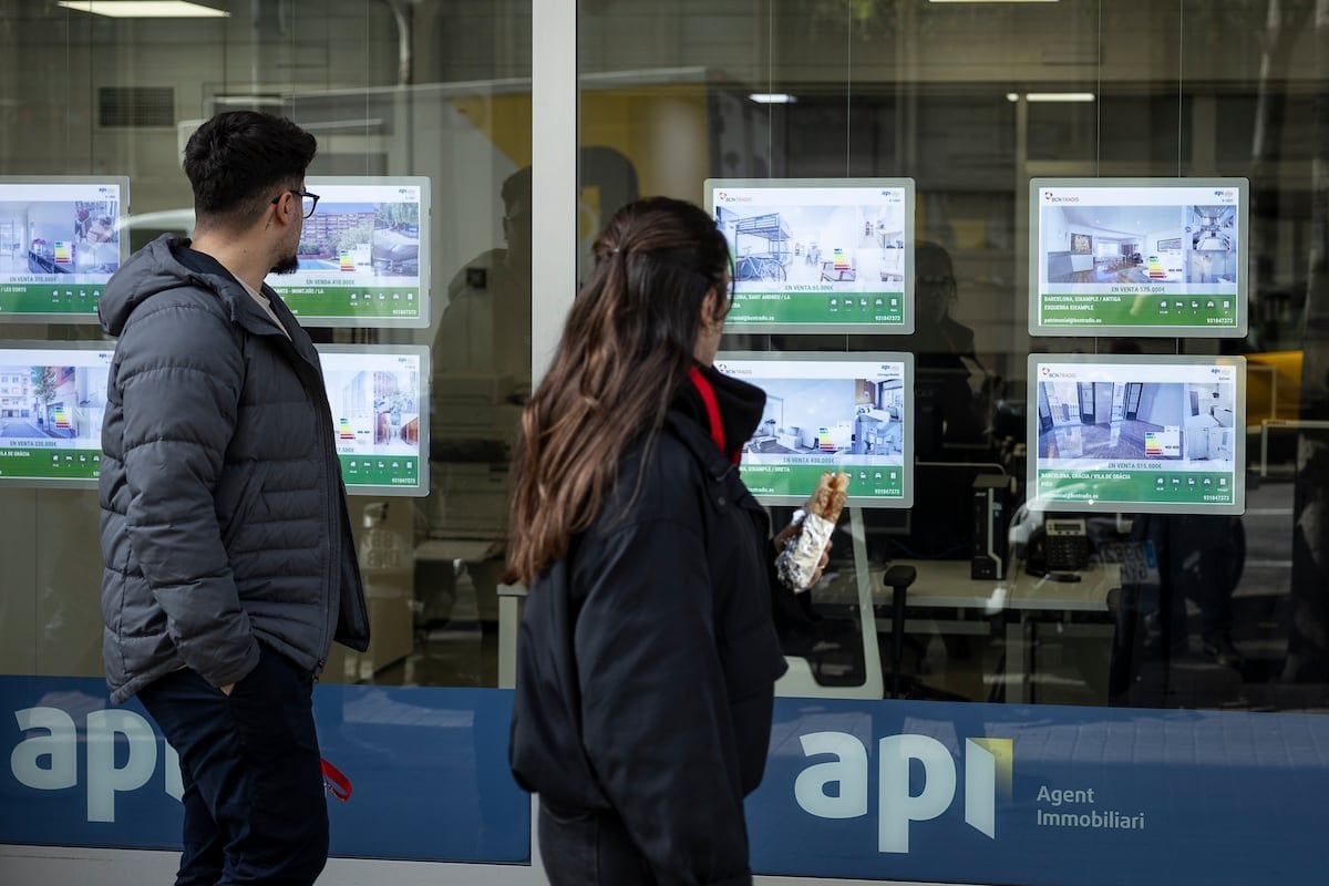 Los jóvenes no se pueden ir de casa: su poder adquisitivo cae un 10% y los alquileres suben un 53%