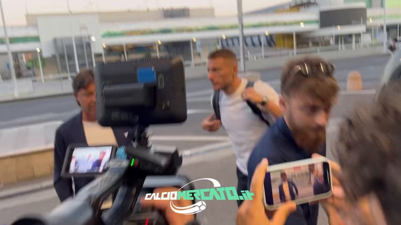 Ciro Immobile leaving for Istanbul: “It was a choice made with serenity, stories have a beginning and an end. It was right, it's no one's fault. I hope it's not goodbye."  Then the touching hug with a crying fan