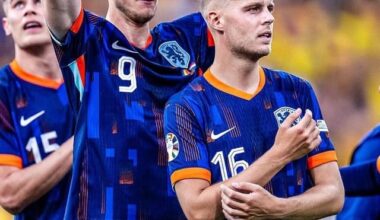 Wout Weghorst showing support for Joey Veerman after the match against Romania
