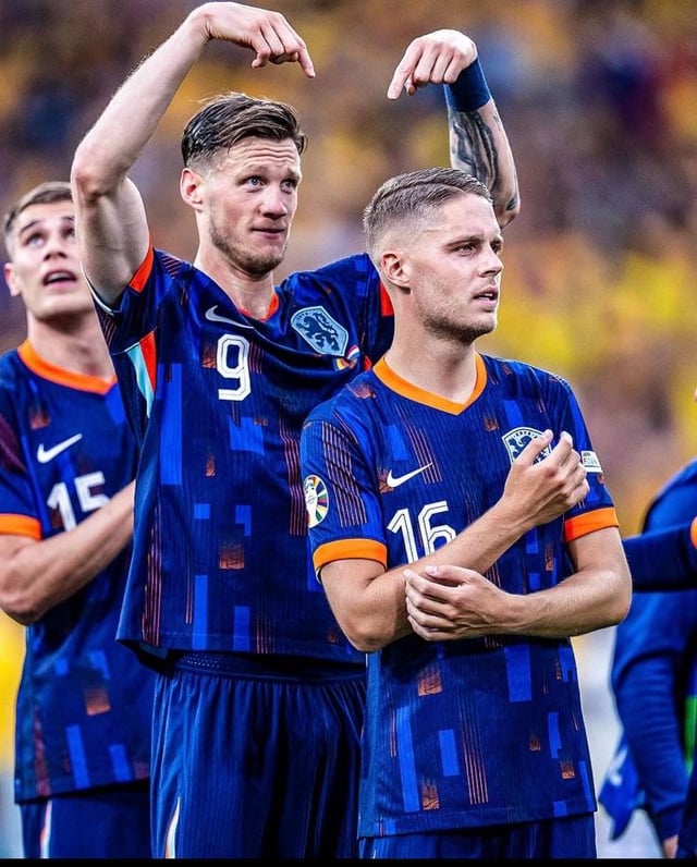Wout Weghorst showing support for Joey Veerman after the match against Romania