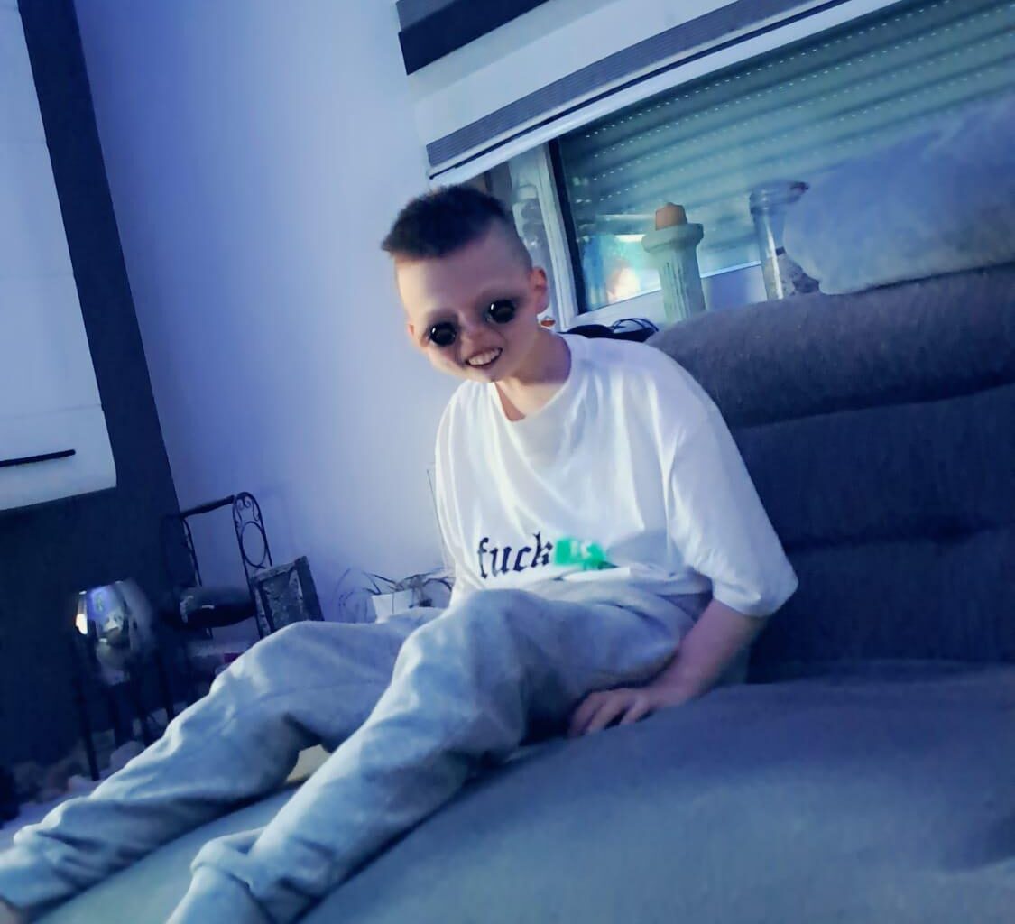 Mein kleiner Bruder... Einfach nach das erste Mal Gras🤣🤣