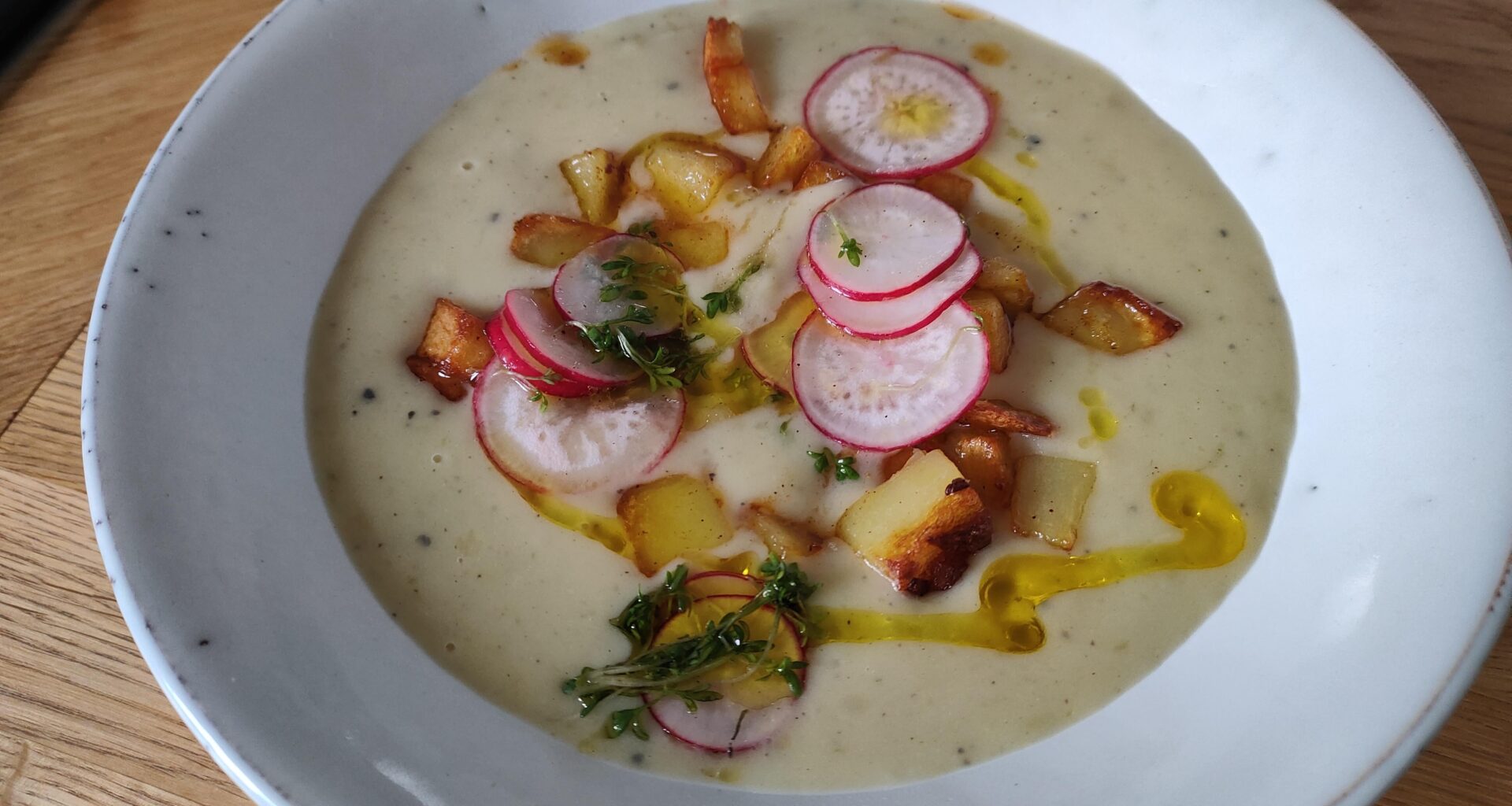 Vichyssoise with fried potatoes and radish