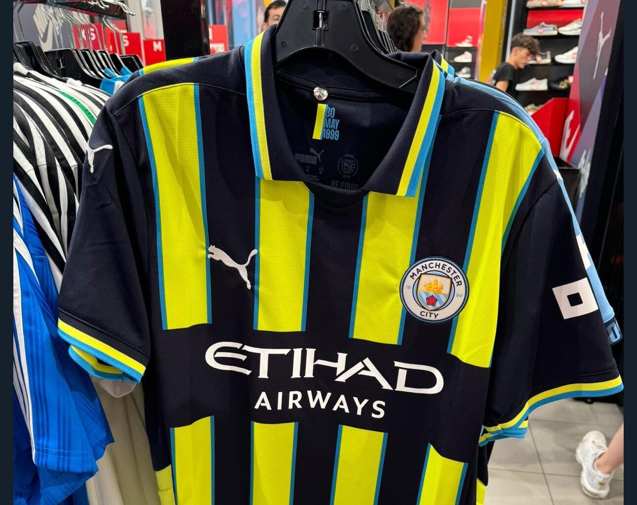 Official 24/25 Away kit sold early in Florence. They did the same last season in the Middle East.