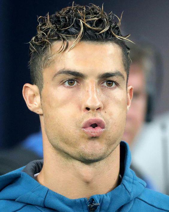 Petição para o Ronaldo ir a jogo com o cabelo de esparguete, que é a sua melhor versão.