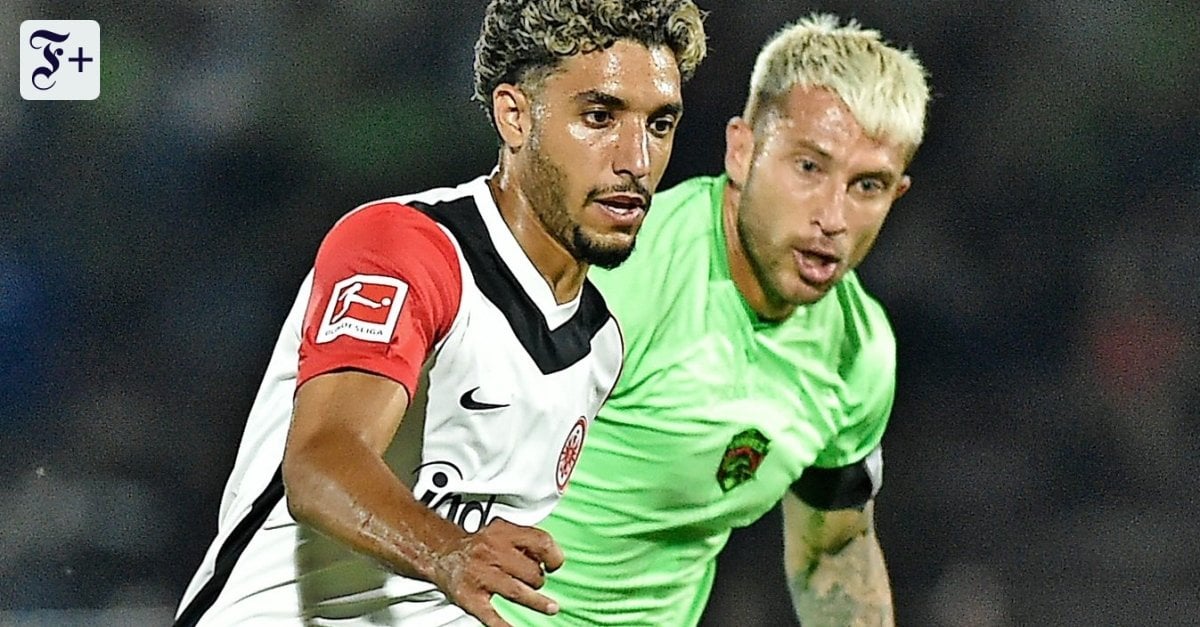 Marmoush über sein Idol Mo Salah: "Wir haben eine sehr gute Verbindung. Mo ist ein Idol für mich. Er kommt wie ich aus einem Land, das strukturell in einer schwierigen Situation steckt. Aber er hat es geschafft, zu einem der 3 besten Fußballspieler der Welt zu werden. Das möchte ich auch erreichen."