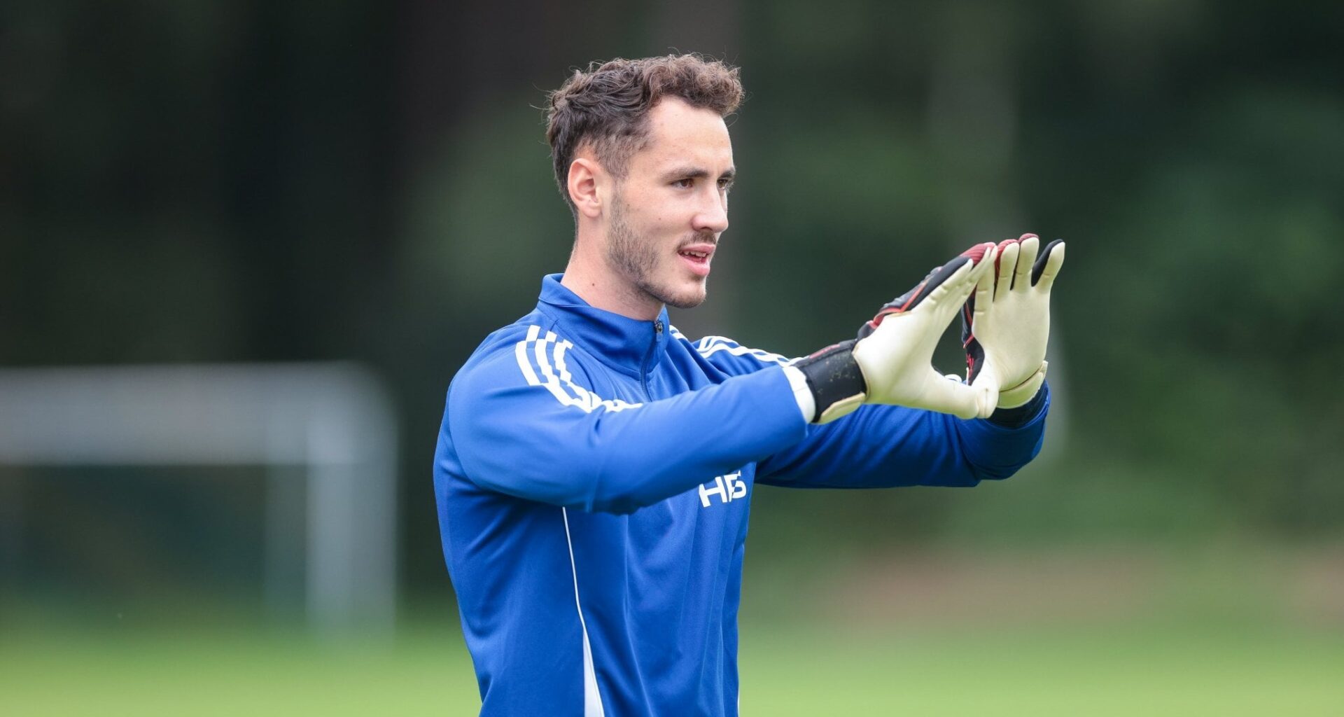 Karel Geraerts hat Ron-Torben Hoffmann und Justin Heekeren heute in einem persönlichen Gespräch mitgeteilt, dass Heekeren gegen Braunschweig im Tor starten wird. Hoffmann ist aus allen Wolken gefallen, stinksauer und fassungslos. Er soll auch mehrfach bei Geraerts nach den Gründen gefragt haben.
