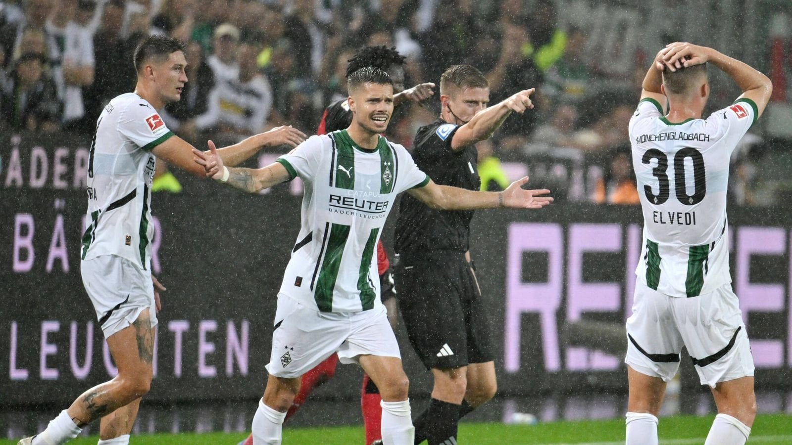 Einflussreiche Gladbacher Fanvertretung FPMG Supporters Club fordert nach dem Leverkusen-Spiel die Abschaffung des VAR: "Der VAR schadet dem Fußball mehr, als er ihm nützlich ist. Die gewünschte Gerechtigkeit wird nicht erreicht und der Fußball verliert zusätzlich seine Attraktivität."