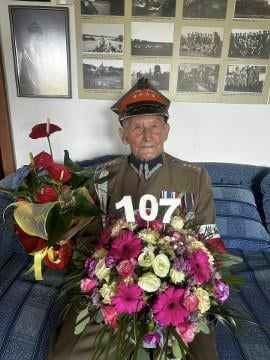 🎂 Dzisiaj 107. urodziny świętuje kapitan Tadeusz Lutak ps. „Pancerz”, najstarszy żyjący żołnierz Armii Krajowej, ostatni żyjący żołnierz pancernego oddziału gen. Maczka, uczestnik wojny obronnej 1939 roku.