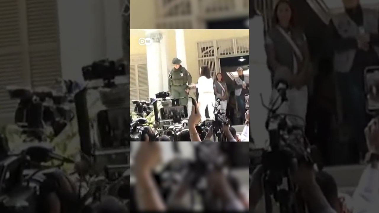 El momento en el que militar venezolana niega el saludo a María Corina Machado cuando va a votar