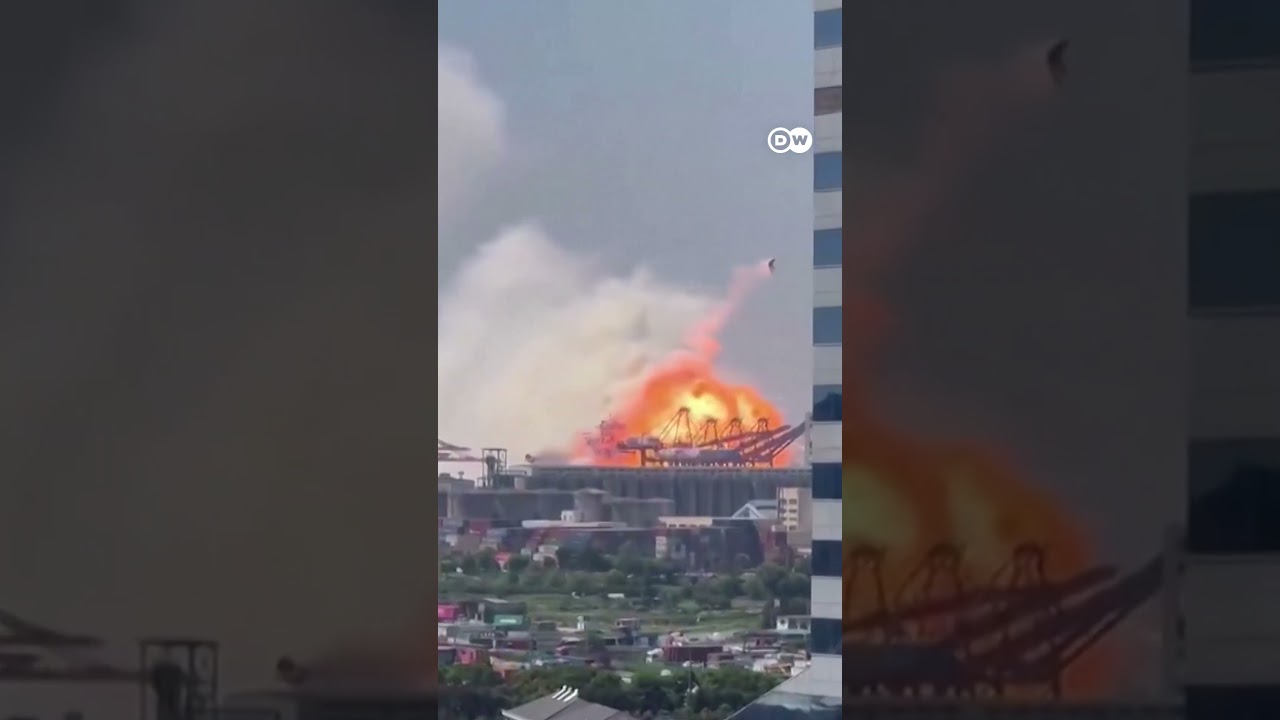 Massive explosion on a cargo ship in China | DW News