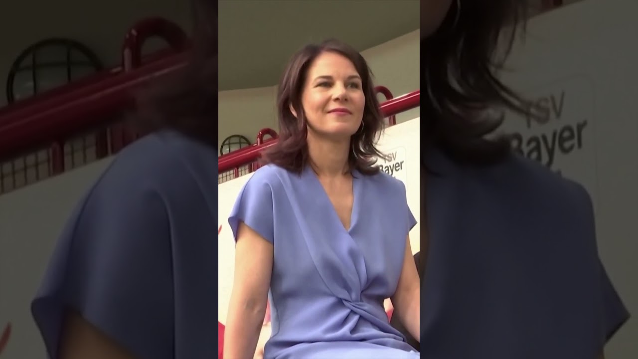 ANNALENA BAERBOCK: Salto-Show! Außenministerin beeindruckt mit Salti auf dem Trampolin #shorts