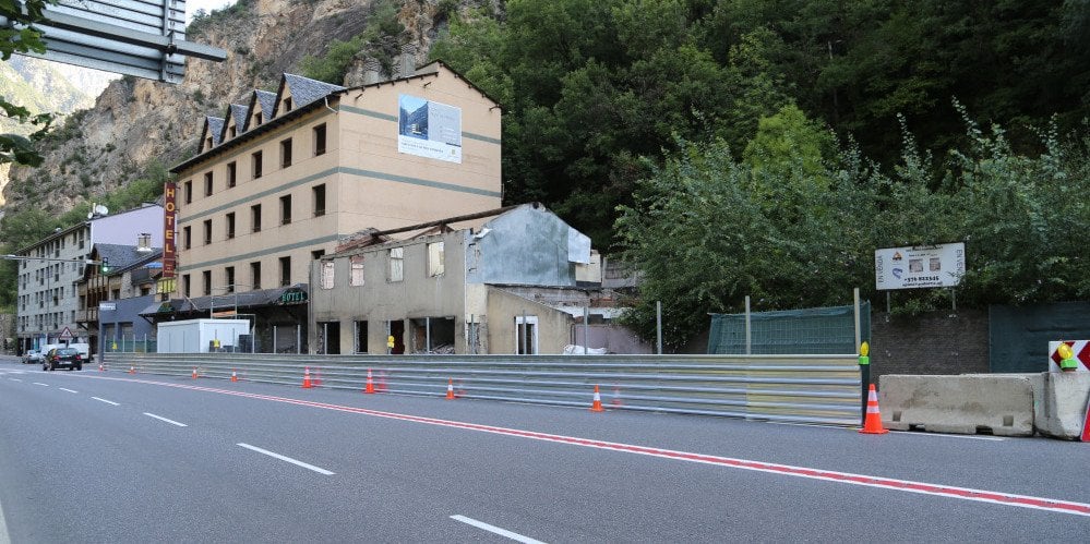 Afectacions viàries a Sant Julià per la construcció de pisos a l'hotel Font de Ferro
