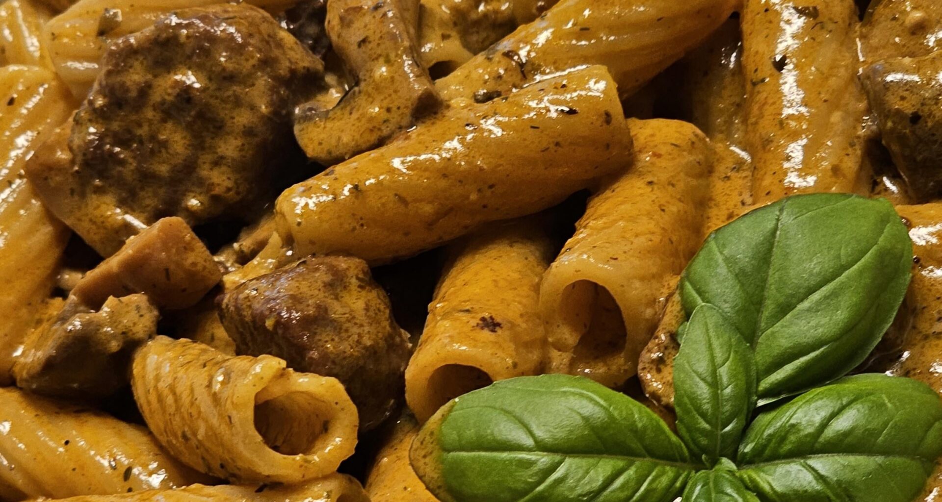 Tortiglioni at a spicy white whine sauce with mushroom and leftover meat "balls" (more cubes though)