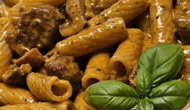 Tortiglioni at a spicy white whine sauce with mushroom and leftover meat "balls" (more cubes though)