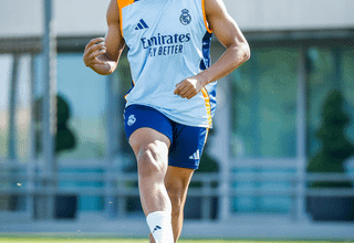 Kylian Mbappé trains on the RM City pitch for the first time