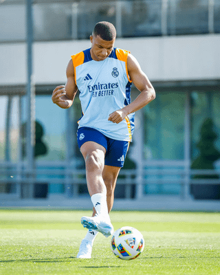 Kylian Mbappé trains on the RM City pitch for the first time