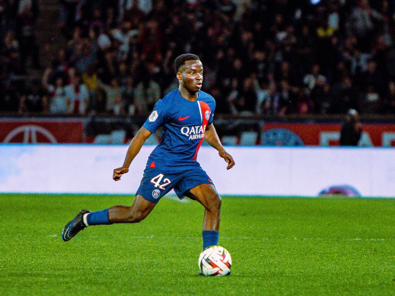 [CanalSupporters via Loïc Tanzi] 🚨 Luis Enrique has GREAT CONFIDENCE in Yoram Zague to be Achraf Hakimi's backup. PSG explored several avenues to recruit a right-back, but management never got to the bottom of it ❌ WZE and Marquinhos can also help out in this position ⏳