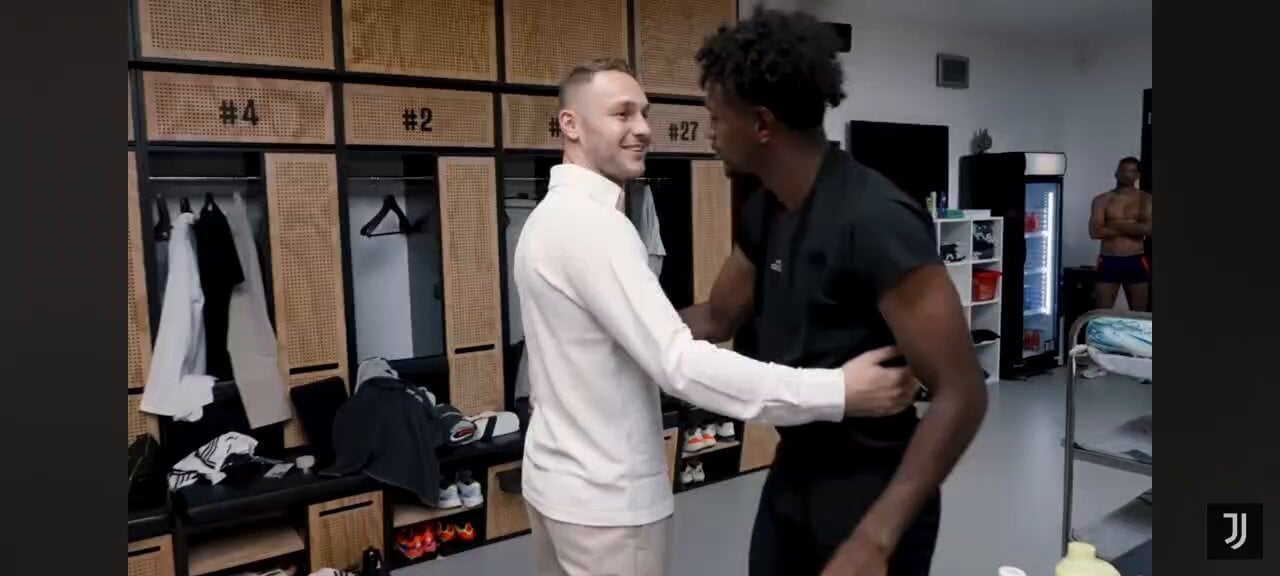 Vlahovic welcomed Koopmeiners😂