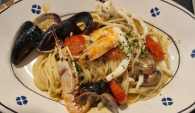 Spaghetti with seafood (Spaghetti allo scoglio)