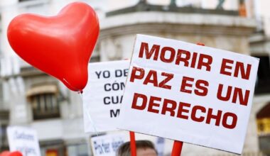"Sería un torpedo en la línea de flotación de la ley de eutanasia": el caso de una joven de Barcelona abre el debate de los "terceros legitimados"