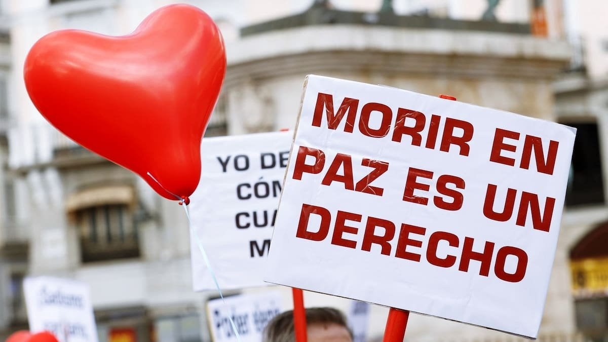 "Sería un torpedo en la línea de flotación de la ley de eutanasia": el caso de una joven de Barcelona abre el debate de los "terceros legitimados"