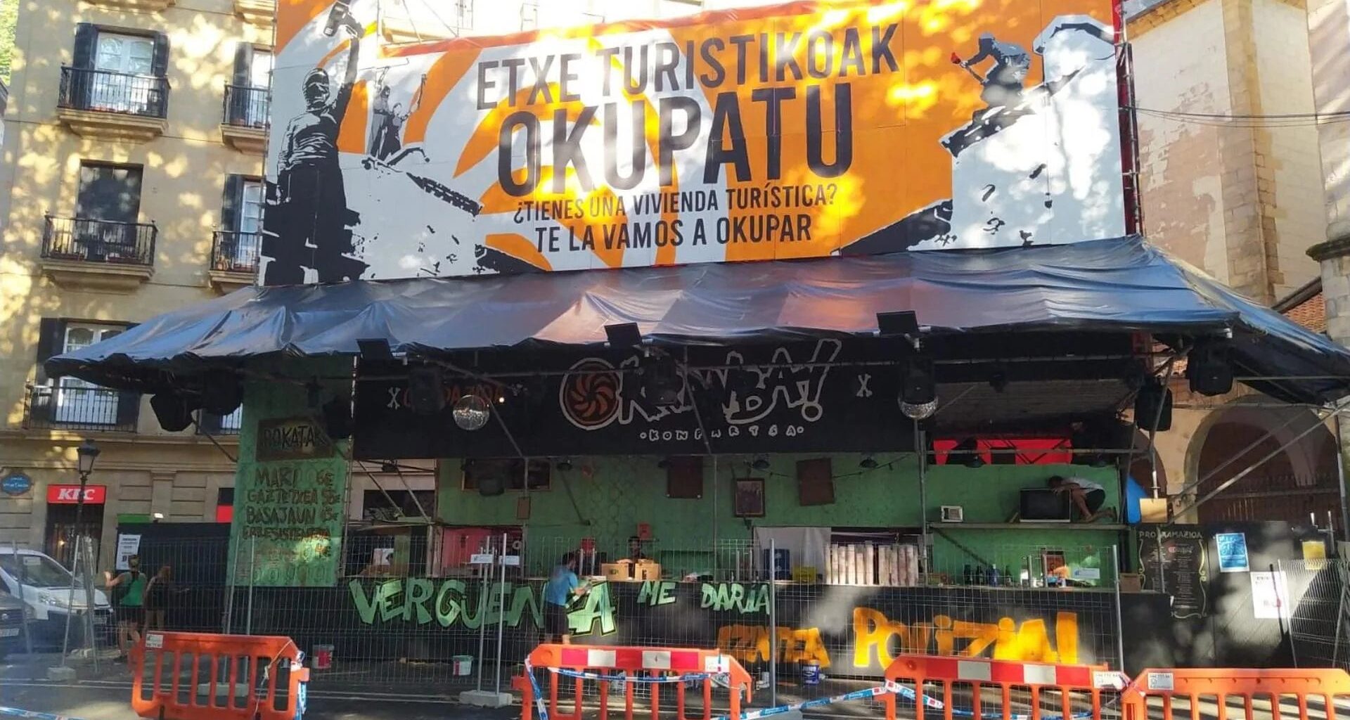 Denuncian a una txosna en Bilbao por su mensaje '¿Tienes una vivienda turística? Te la vamos a ocupar'