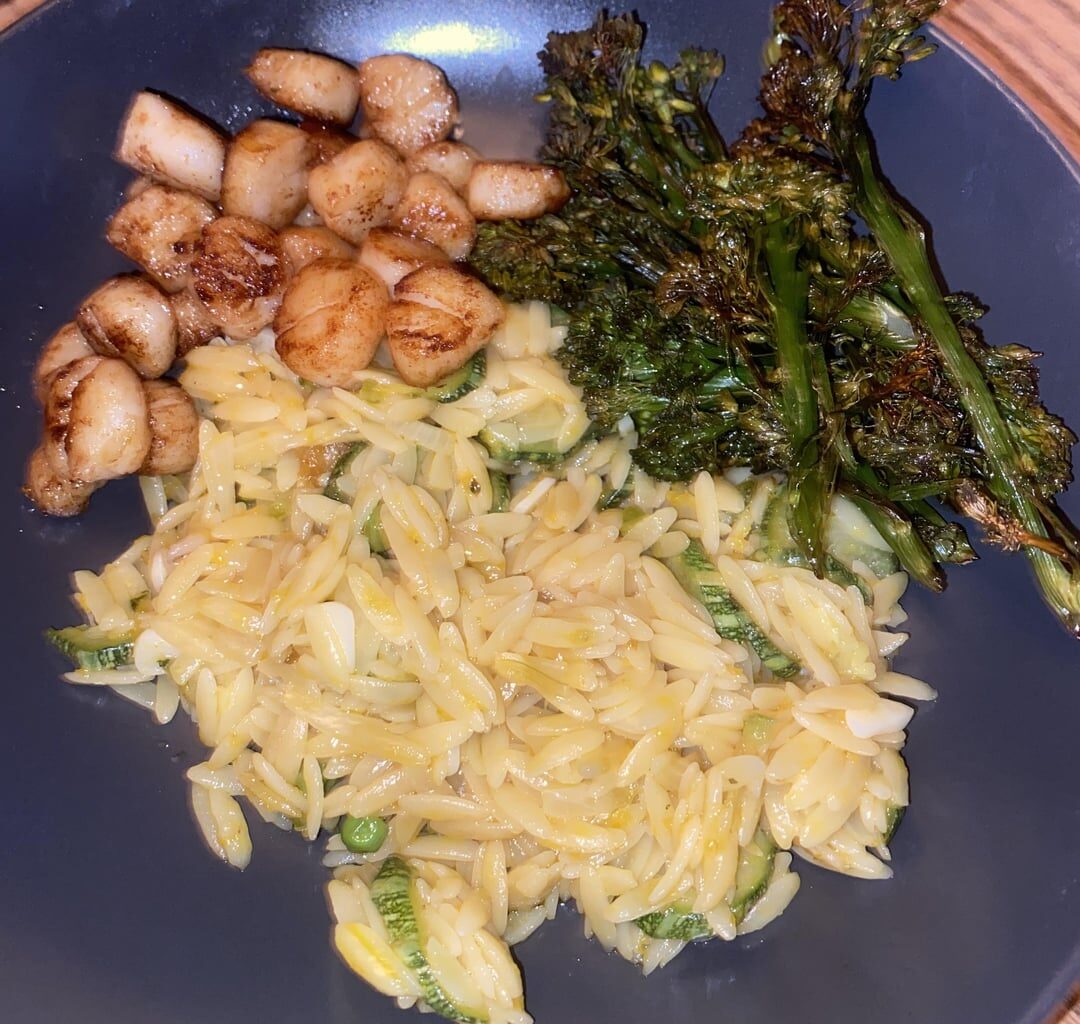 [🏴󠁧󠁢󠁥󠁮󠁧󠁿] scallops, veggie orzo, roast tenderstem broccoli!