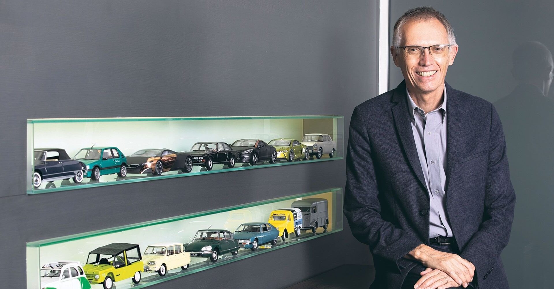 Le patron de Peugeot se lamente que les francais fassent du vélo ou prennent les transports en commun au lieu d'acheter des voitures