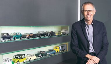 Le patron de Peugeot se lamente que les francais fassent du vélo ou prennent les transports en commun au lieu d'acheter des voitures